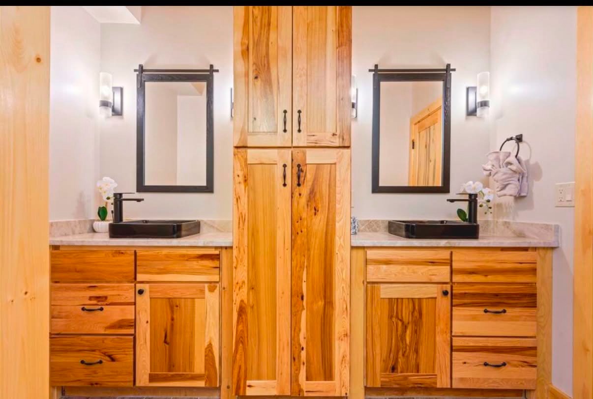 Double vanity detailed corner to corner, with fresh folded towels